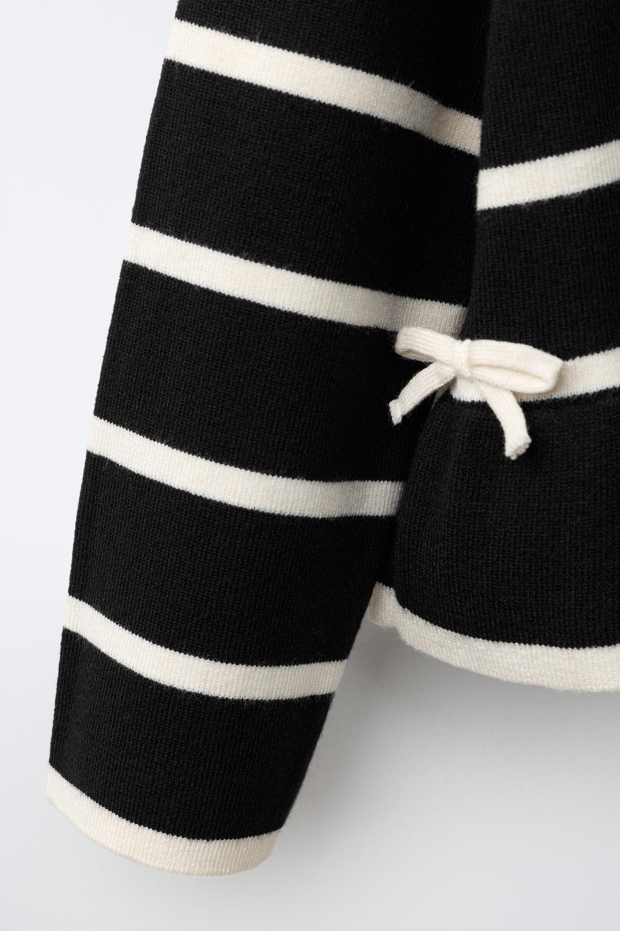 PULL EN MAILLE À RAYURES ET LACETS